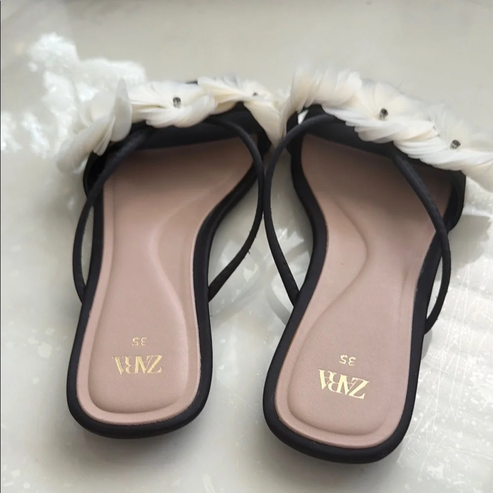 ZARA Black Slide Sandals with White Floral Appliqués - Picture 4 of 5